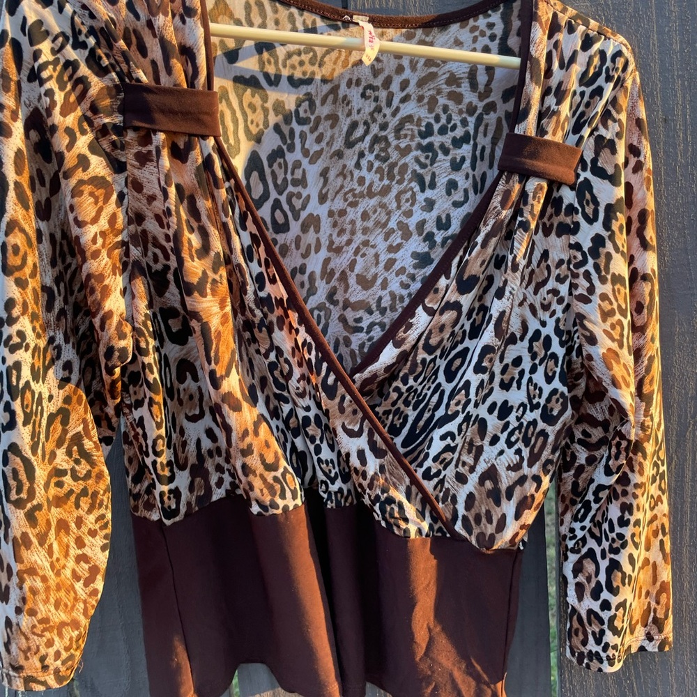 Y2K Tovia leopard print deep vneck top - Picture 9 of 16